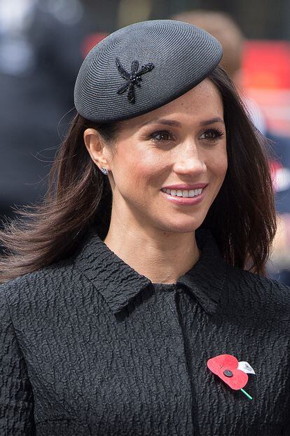 Phillip Treacy

Es uno de los sombrereros favoritos de la casa real británica, Kate Middleton ha llevado tus tocados en numerosas ocasiones y Meghan Markle también los ha introducido en su armario. Él firma el llamativo sombrero marrón que lució en su primer acto público junto a la familia real las pasadas Navidades (y que dio pie a numerosos memes) y también el casquete con libélula que ha llevado en una de sus más recientes apariciones. Sin duda repetirá.