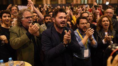 Miembros de ERC celebran los resultados de las elecciones del 28A en Barcelona.