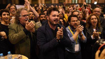 Miembros de ERC celebran los resultados de las elecciones del 28A en Barcelona. 