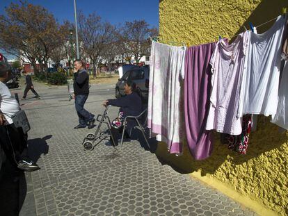 Cuatro vecinos de el barrio de 'Los Pajaritos' de Sevilla, una de las zonas de menos renta por hogar de España