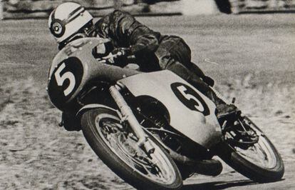 Bultaco fue la primera marca española en ganar una prueba del Campeonato del Mundo de velocidad. En la imagen, el piloto Salvador Cañellas en Montjuïc (Barcelona) en 1968.