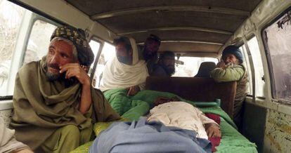 Afganos trasladan los cad&aacute;veres de v&iacute;ctimas del ataque de Panjwai.