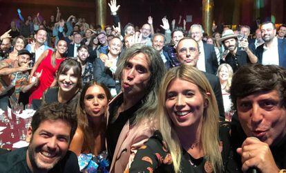 Selfie de los asistentes a la cena de gala de LOS40 Principales en Madrid.