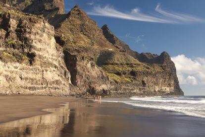 Es la playa del fin del mundo (canario). Las dos horas y media de esfuerzo montañero desde Tasartico merecen el esfuerzo (hay que llevar mínimo dos litros de agua por cabeza). Cualquiera que llegue a estas dos franjas de arena con vistas al Teide debería hacerse acreedor a un certificado.