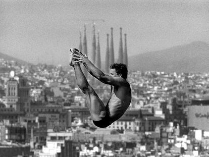 Un saltador se entrena en la Piscina Municipal de Montjuïc, antes del inicio de los Juegos Olímpicos de Barcelona 1992, con las torres de la Sagrada Familia de fondo. La piscina, inaugurada en 1929, fue remodelada para acoger la competición de saltos.