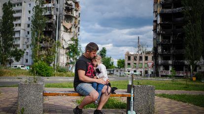 Un hombre con una niña, en Borodianka el 15 de junio.