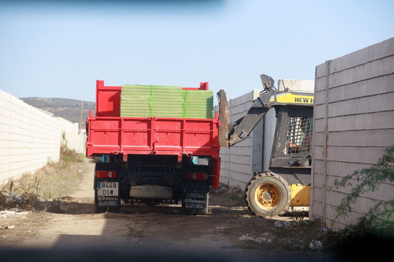Un camión mueve material de obra en una zona de casas ilegales de El Zabal, en La Línea de la Concepción, después del golpe policial contra 'Villanarco' en 2020. 