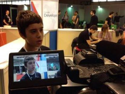 Nikos Adam da una entrevista, en una foto subida a una red social por la cuenta de la Feria Internacional de Tesal&oacute;nica.