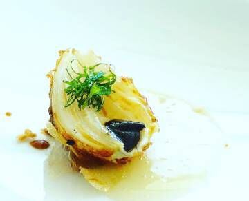 Cebolla de Vilanova en tempura caldo ahumado y aceite especiado, uno de los platos del restaurante Culler de Pau.