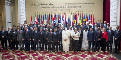 Los jefes de Estado y ministros de Exteriores posan en la foto de familia de la cumbre 'Amigos de Libia', conferencia donde se trata el futuro del país tras la caída de Gadafi.