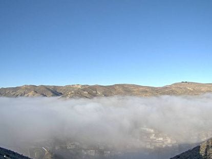 Capa de niebla sobre Cervera, desde una cámara web de SOS Rioja.