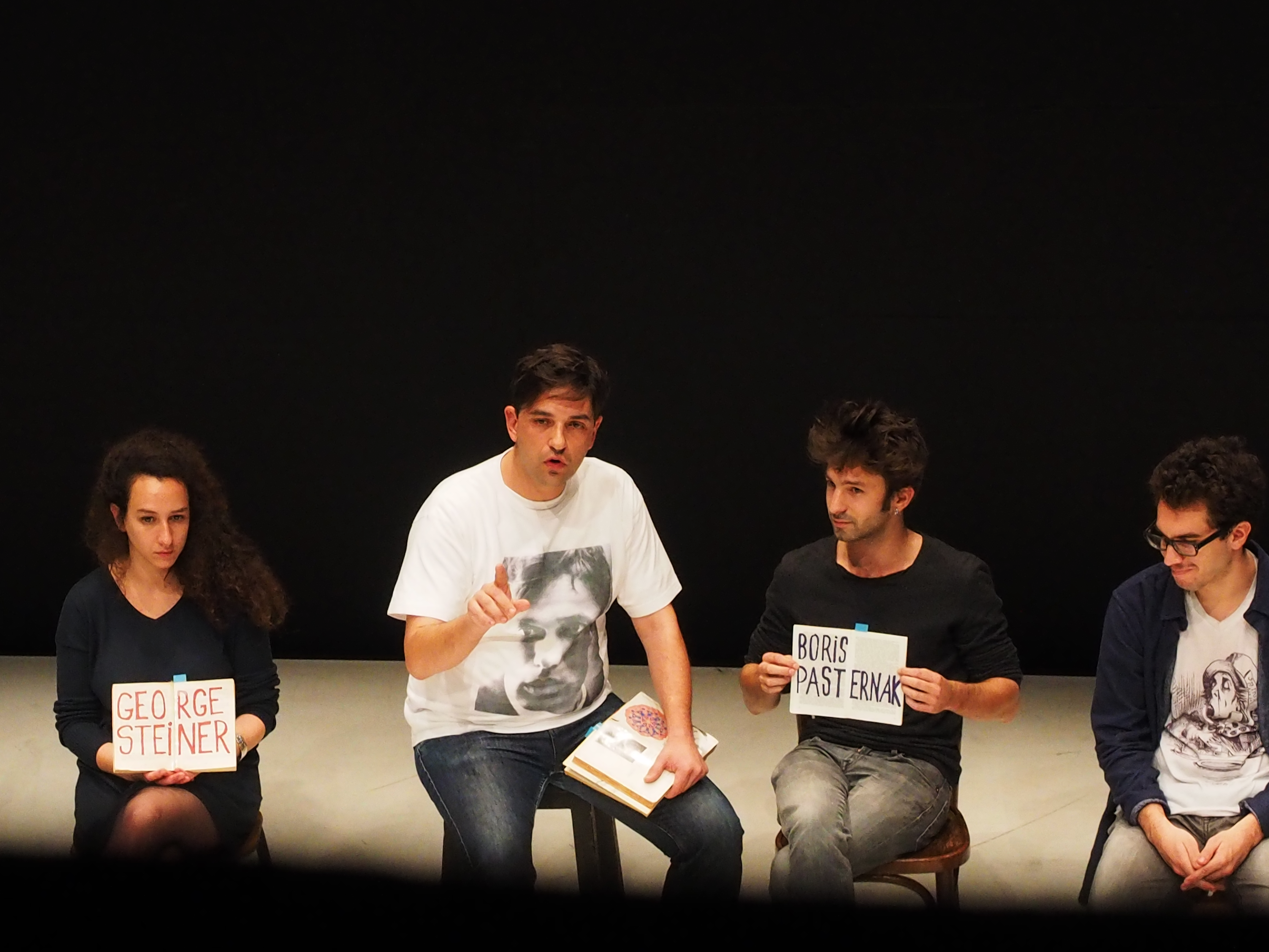 Tiago Rodrigues, segundo por la izquierda, en un momento de la obra 'Bye Heart' durante una representación en 2018. / Magda Bizarro