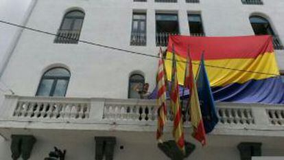 Imagen de la bandera republicana en la fachada del Ayuntamiento de Buñol.