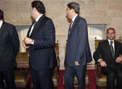 Camps, sentado, observa a dos vicepresidentes y un consejero de su Gobierno en el acto institucional de las Cortes Valencianas.