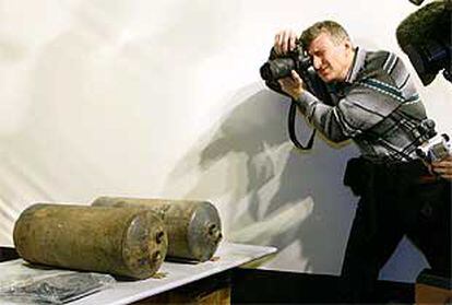 Un fotógrafo toma imágenes de las dos bombas de TNT que los terroristas chechenos tenían en el teatro.