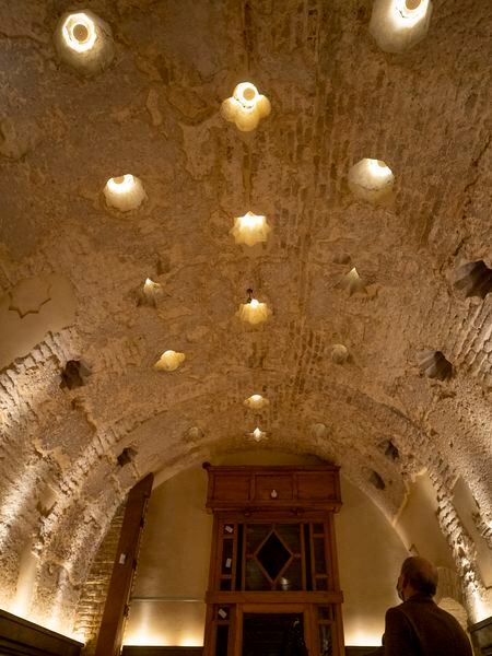 Sala fría del baño almohade descubierto en el bar Giralda de Sevilla,  con sus luceras en la bóveda de cañón.