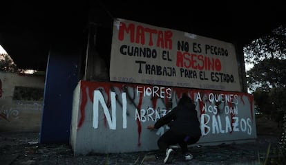 Un grupo de jóvenes pinta el frente de un Comando de Acción Inmediata (CAI) de la Policía colombiana en calles del barrio Verbenal como protesta por la muerte de manifestantes en Bogotá (Colombia) el martes 15 de septiembre. Las protestas callejeras en Bogotá y otras ciudades de Colombia contra la brutalidad policial que causó la muerte del abogado Javier Ordóñez durante su arresto costaron la vida a diez personas en una noche de vandalismo y furia que tiene como principales sospechosos a los propios uniformados.