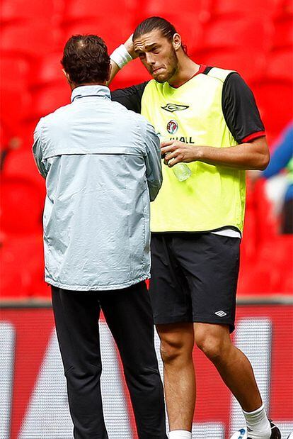 Capello habla con Carroll en el entrenamiento de la selección inglesa.