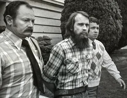 Ron Lafferty, de camino a su juicio en 1985, en Provo (Utah). Condenado a dos cadenas perpetuas, falleció en 2019 en la cárcel por causas naturales.