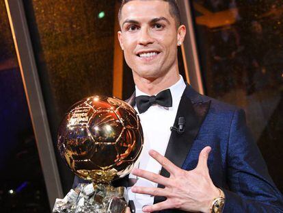 El futbolsita del Real Madrid, Cristiano Ronaldo, posa con su quinto Bal&oacute;n de Oro.