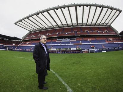 Luis Sabalza, nuevo presidente de Osasuna, en el césped de El Sadar.