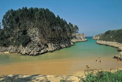 Vista de la playa de Guadamía, en Llanes (Asturias).