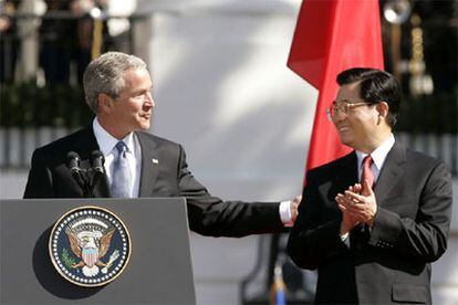Bush y Hu ofrecen una rueda de prensa en los jardínes de la Casa Blanca.