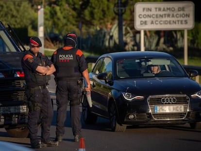 Un Mosso d'Esquadra controla el acceso a la A2 dirección Barcelona en Lleida, capital de la comarca del Segrià, en Lleida, Catalunya (España).