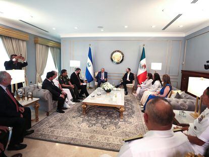 El presidente mexicano, Andrés Manuel López Obrador, durante su encuentro con el presidente salvadoreño, Nayib Bukele.