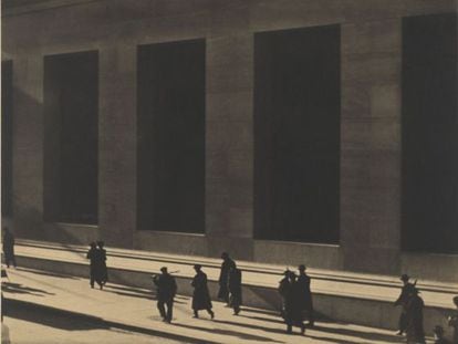 Imagen de Paul Strand, Wall Street, Nueva York, 1915, copia al platino del Philadelphia Museum of Art. 