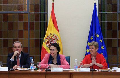 La ministra Magdalena Valerio (centro), con su equipo este martes en Madrid.