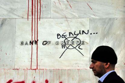 "Banco de Berlin", se puede leer en esta pintada sobre la sede del banco central Griego.