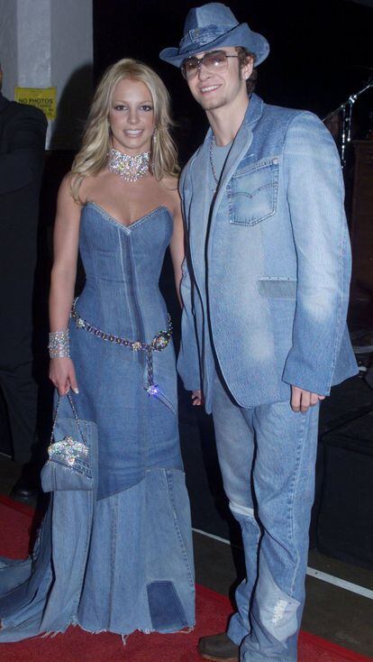 Britney Spears y Justin Timberlake causaron sensación en la alfombra roja de los American Music Award de 2001. Aún hoy, los estilismos a conjunto vaquero que escogió la entonces pareja de cantantes siguen siendo comentados como de los peores que ha pisado nunca una alfombra roja.