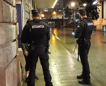 Agentes de la Ertzaintza patrullan en un calle de Bilbao.