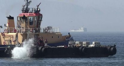 Una embarcación de Gibraltar lanza bloques de hormigón al mar.