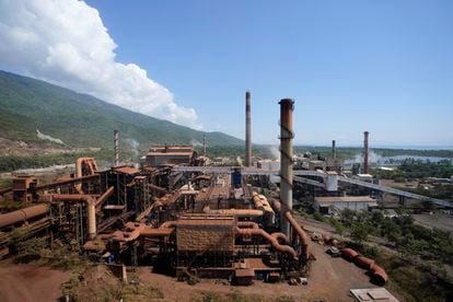 La planta de procesamiento de níquel administrada por Solway Investment Group, junto al lago Izabal en El Estor, Guatemala.