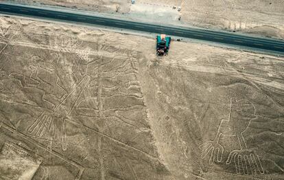 Líneas y jeroglíficos en el desierto de Nazca, en Perú.