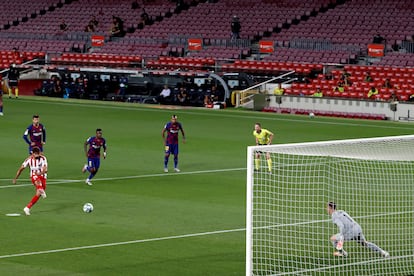 Diego Costa lanza un penalti ante Ter Stegen, que está con el pie ligeramente adelantado sobre la línea de gol, este martes en el partido entre el Barça y el Atleti en el Camp Nou.