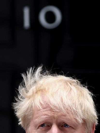 El primer ministro británico Boris Johnson hace una declaración en Downing Street en Londres, el 7 de julio de 2022.
