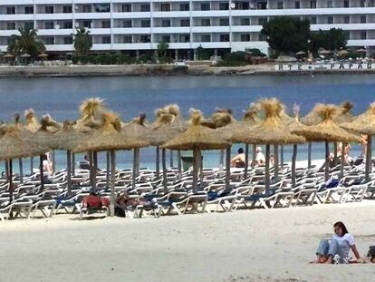 Turistas en la playa de Santa Ponsa (Palma de Mallorca)