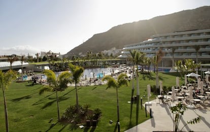 El resort Radisson Blu dispone de 422 habitaciones en torno al bar-piscina.