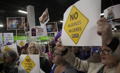 Manifestación contra una feria de agencias de gestación subrogada en Madrid.