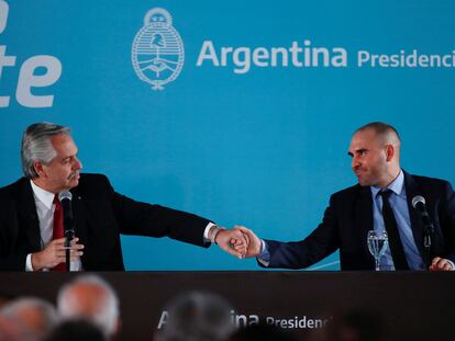 presidente de Argentina, Alberto Fernández (izquierda), saluda al ministro de Economía, Martín Guzmán