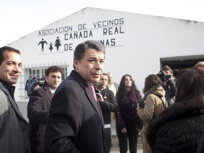 Ignacio González y los consejeros Victoria y Fermosel en su visita a la Cañada Real