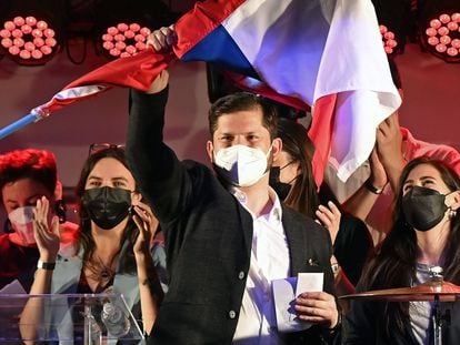 El candidato de Chile, Gabriel Boric, habla ante sus seguidores tras asegurarse un lugar en la segunda vuelta por la presidencia, el 21 de noviembre de 2021 en Santiago.