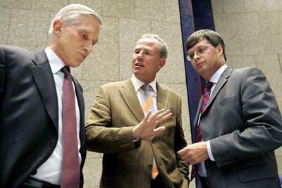 El primer ministro holandés, Jan Peter Balkenende (derecha), con dos miembros de su Gabinete ayer en La Haya.