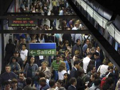 Numerosas personas intentan acceder al interior del metro en la estación de Gregorio Marañón, en una jornada en la que los trabajadores de Metro de Madrid han efectuado paros parciales de dos horas.