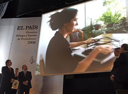 Yoani Sánchez con su ordenador, en un vídeo proyectado en la ceremonia de entrega de los Premios Ortega y Gasset.