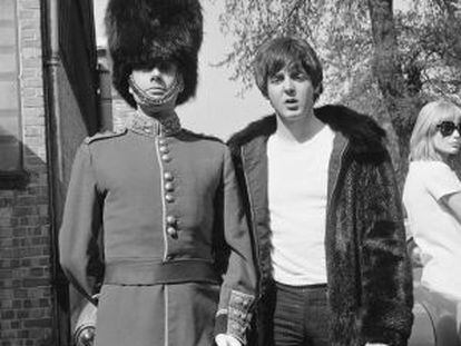 Victor Spinetti (izquierda) posa junto a Paul McCartney. 