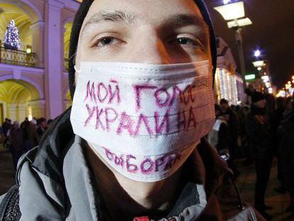 Un manifestante ruso con una mascarilla que dice: &quot;Me robaron mi voto&quot;.